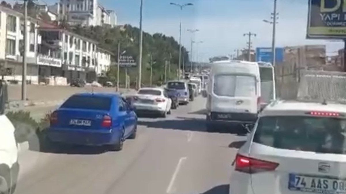 Bartın’da trafikte örnek duyarlılık: Sürücüler ambulansa fermuar sistemiyle yol açtı