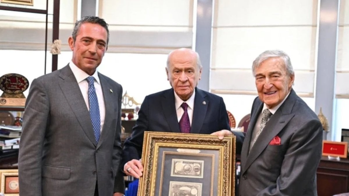 Koç ailesinin Bahçeli'ye hediyesi: Bozkurtlu 5 Türk Lirası banknotu