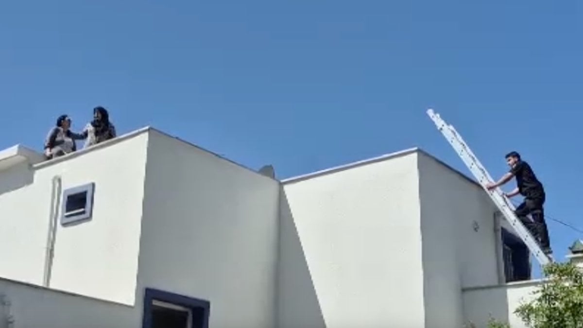 Muğla’da üç katlı bir binada çıkan yangında, çatıda mahsur kalan iki kadın kurtarıldı