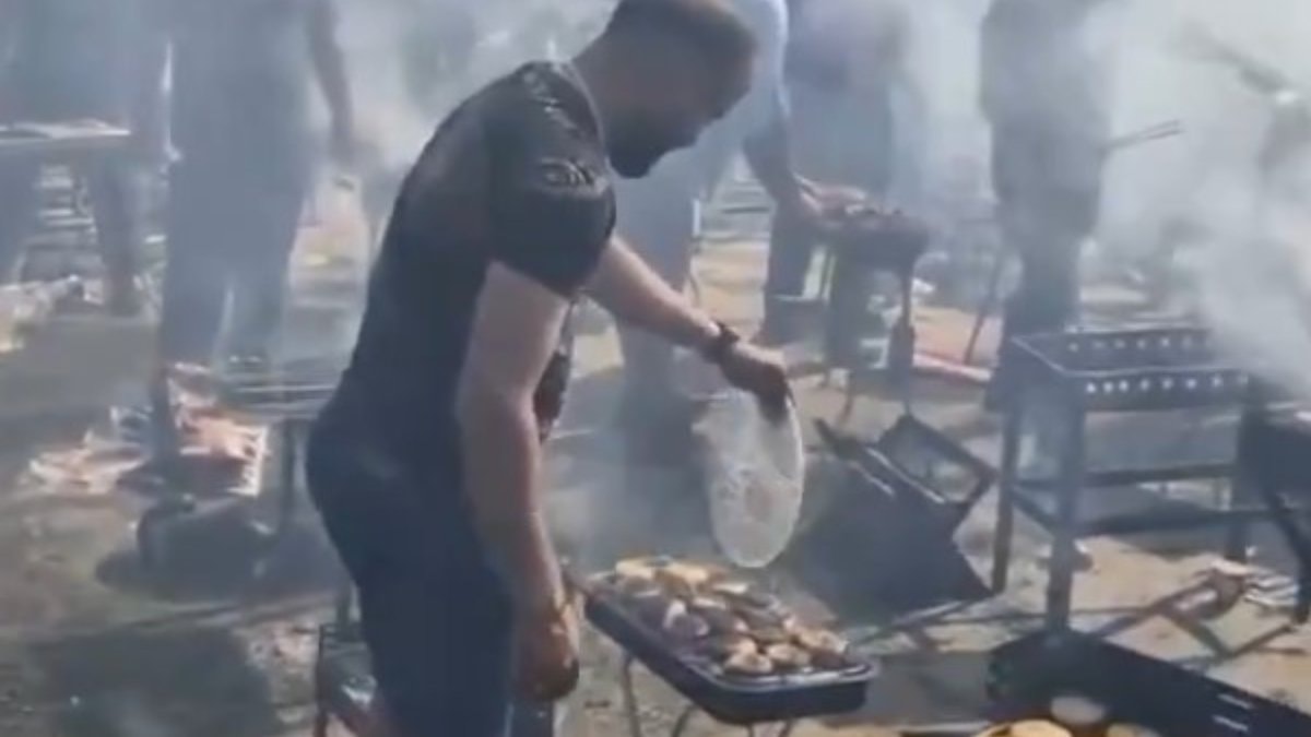 Almanya'da göçmenlerin kurban sonrası barbekü keyfi