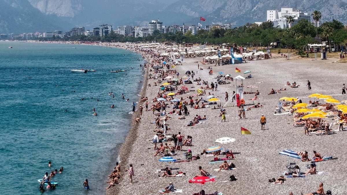 Antalya’da bayram tatilinde sahiller doldu