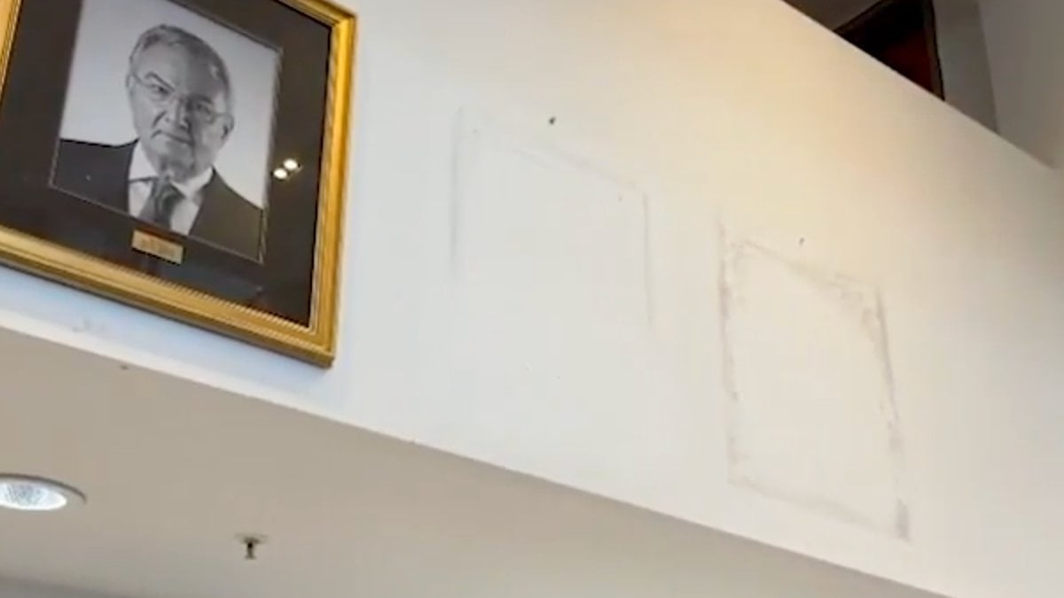 CHP genel merkezinden Özgür Özel'in fotoğrafı ve adı kaldırıldı