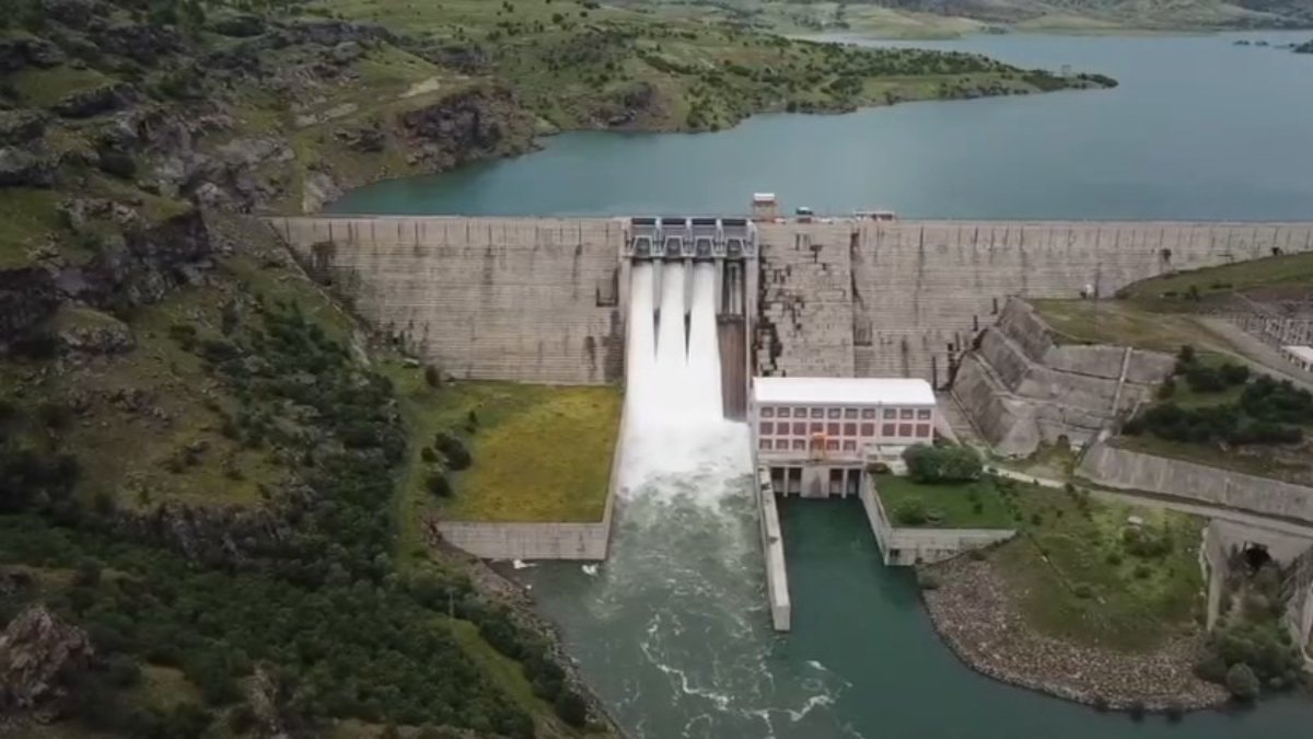 Elazığ’da Pembelik Barajı’nda kontrollü su tahliyesi başladı