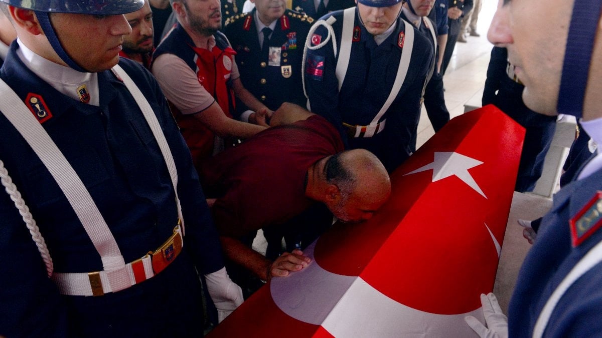 Van'da kazada şehit olan uzman çavuş son yolculuğuna uğurlandı