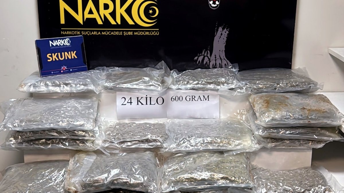 Adana'da polisin takibiyle durdurulan tırda 24 kilo uyuşturucu ele geçirildi