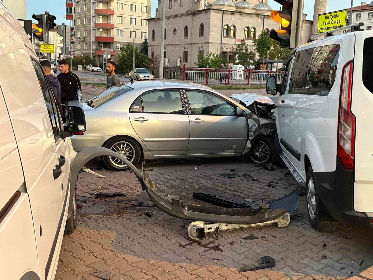 Alkollü Sürücü Park Halindeki İki Araca Çarptı: 50 Bin TL Ceza