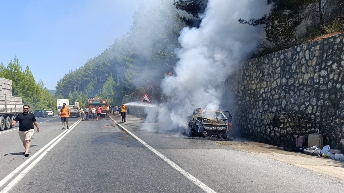 Antalya'da tatilden dönen ailenin otomobili alev alev yandı