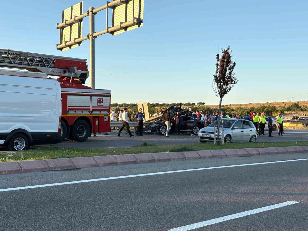 Düğün konvoyundaki otomobil bariyerlere çarptı: 1 ölü, 3 yaralı