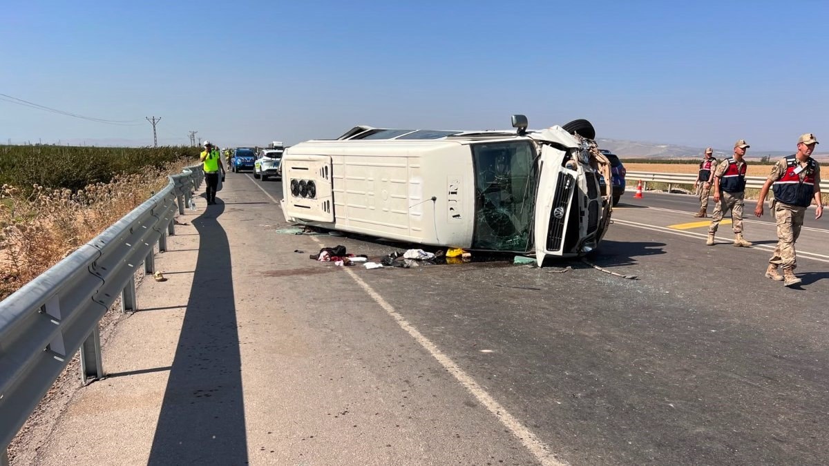 Hatay'da tarım işçilerini taşıyan minibüs devrildi: 1 işçi hayatını kaybetti