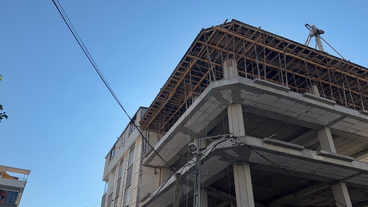 İstanbul'da inşaatta beton dökülürken 6 katlı binanın duvarı patladı