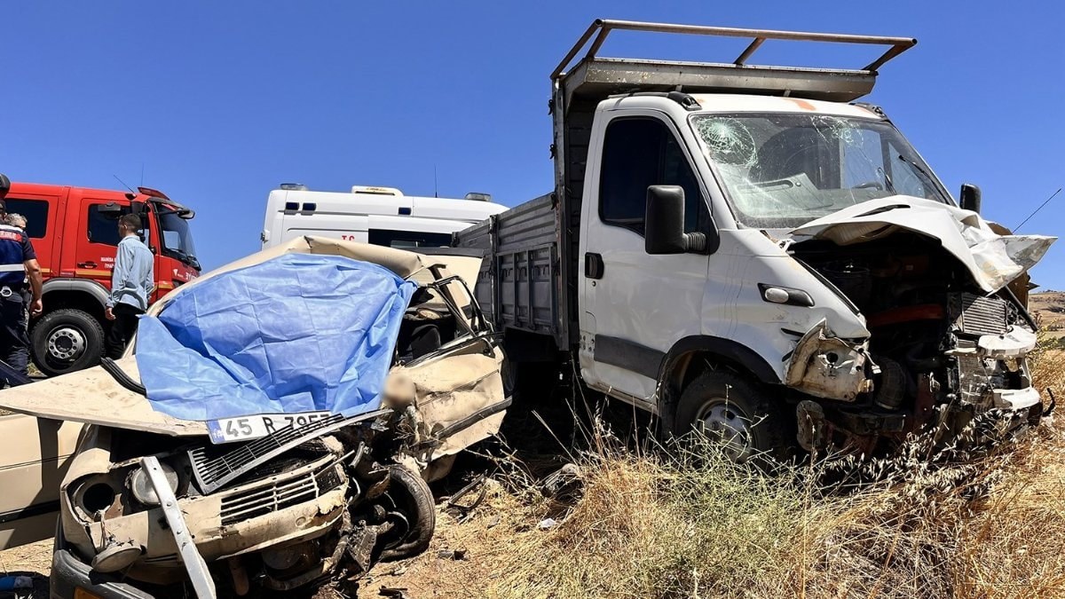 Manisa'da otomobil ile kamyonet kafa kafaya çarpıştı: 1 ölü 1 yaralı