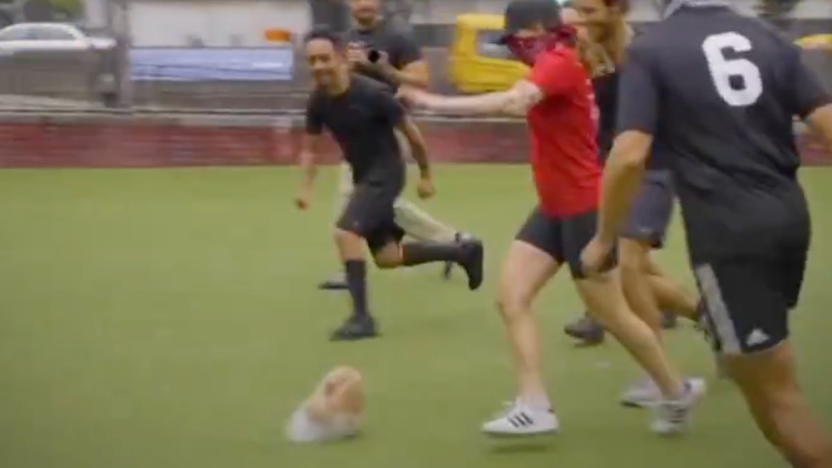 ABD'li aktivistler Netanyahu'nun replika kafasıyla halı sahada futbol oynadı