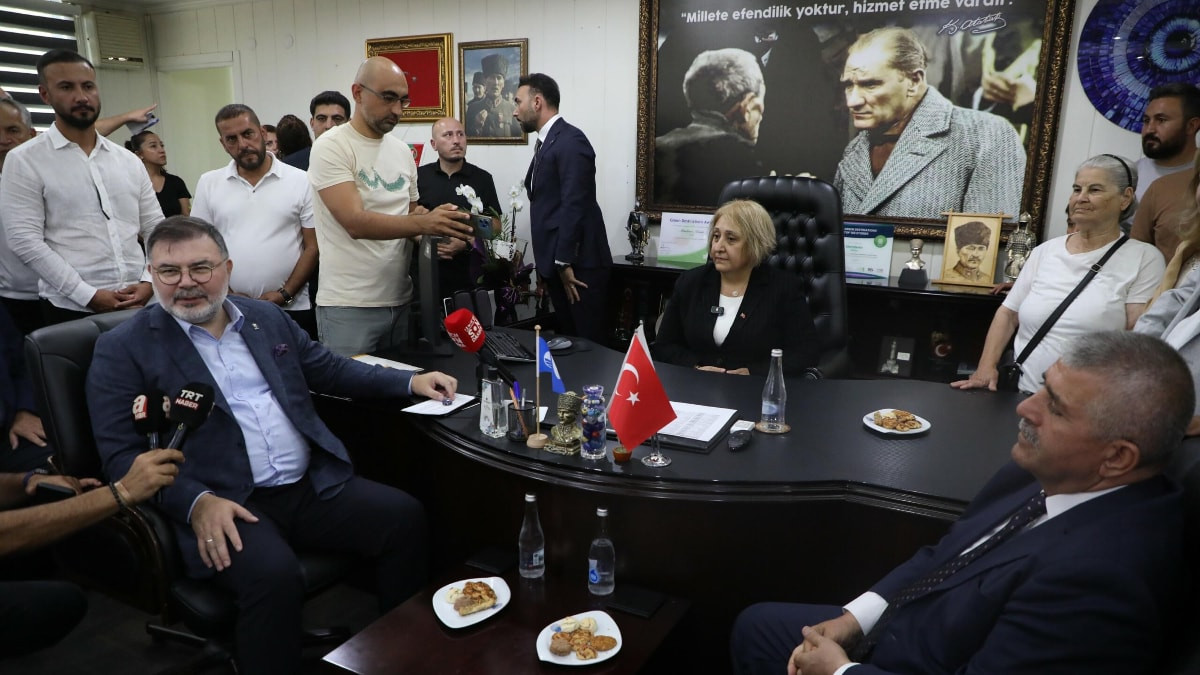 AK Parti'ye geçen Menderes Belediyesi'nde devir-teslim töreni gerçekleştirildi