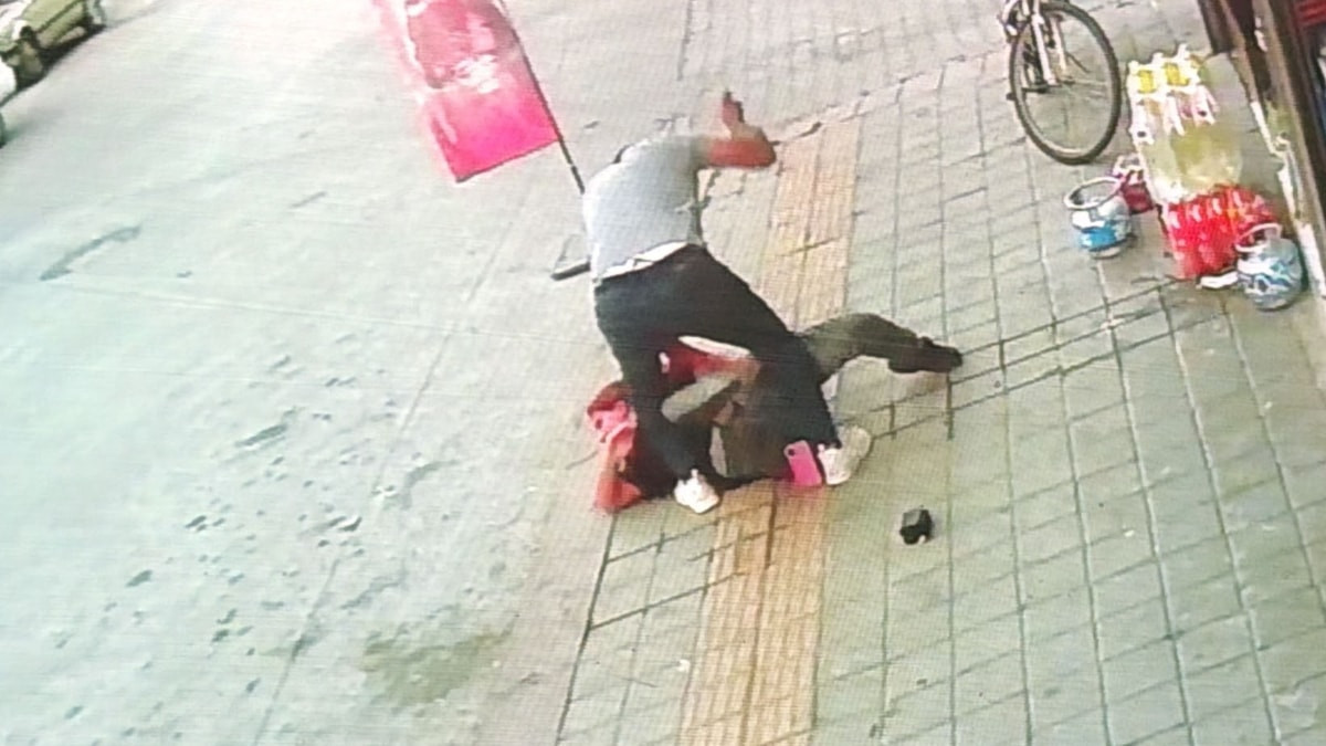Kütahya’da eski eşini bıçaklayan şüpheli kaçtı: Saldırı anı kamerada