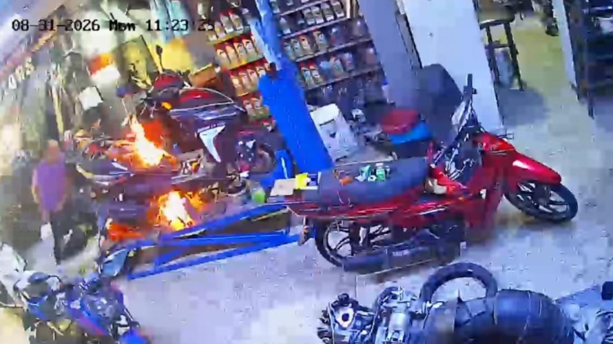 Manisa'da motosiklet tamirhanesinde şaşırtan anlar: Alevleri üfleyerek söndürdü