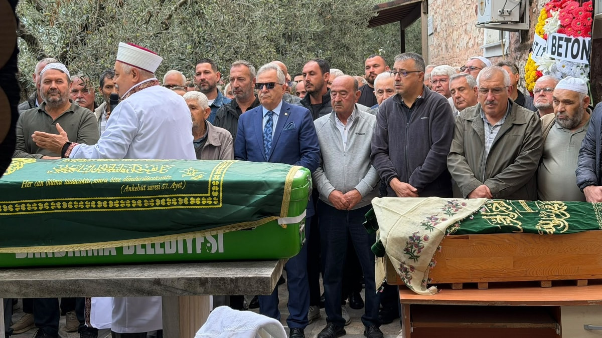 Balıkesir'deki feci kazada can veren anne ve kızı son yolculuğuna uğurlandı
