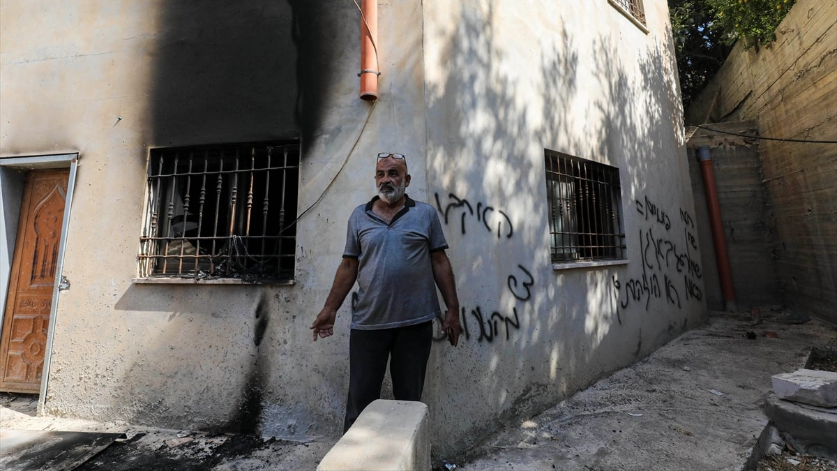 Batı Şeria’da camiye yönelik kundaklama girişimi: Duvarlara ırkçı mesajlar yazıldı