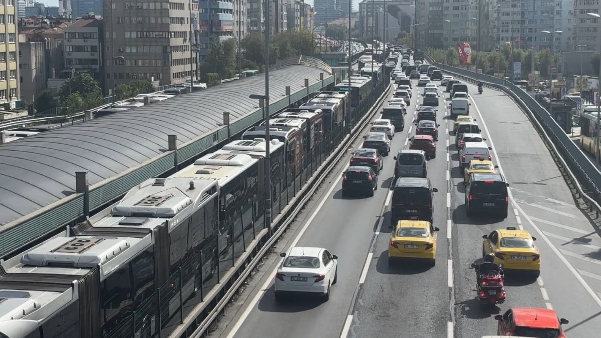 İstanbul'da arızalanan metrobüs yoğunluğa neden oldu: Vatandaşlar isyan etti