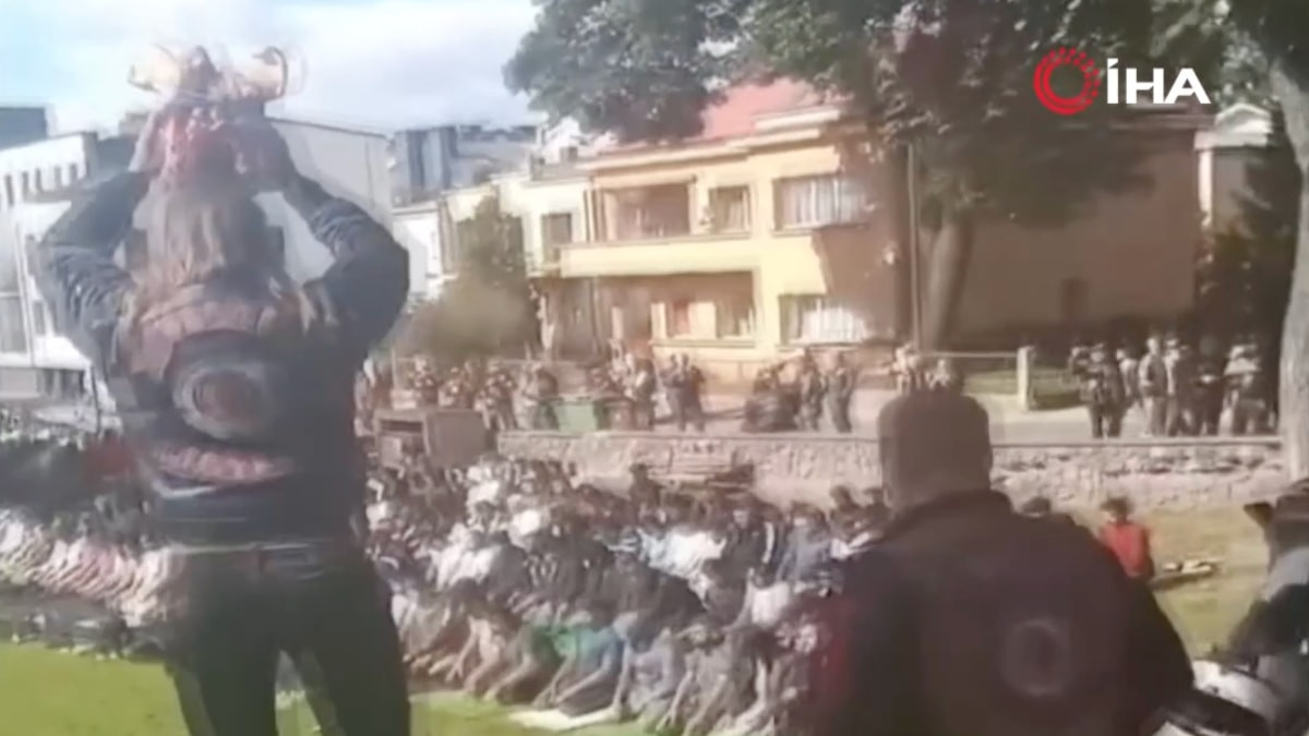 Litvanya'da cuma namazına çirkin saldırı: Korna basıp, domuz başı gösterdiler