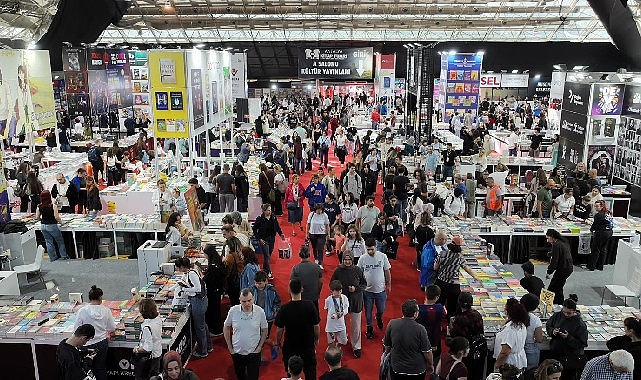 Antalya Kitap Fuarı'nda ikinci gün yoğunluğu