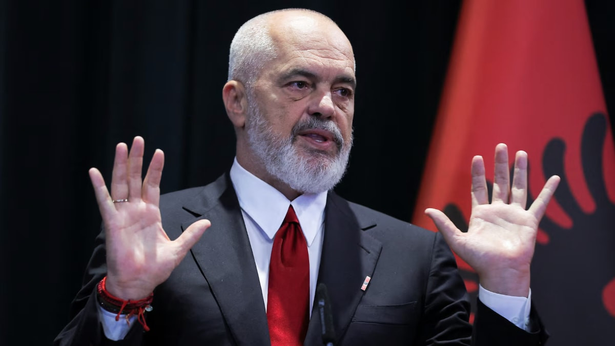 Arnavutluk Başbakanı Edi Rama istifa çağrılarına meydan okudu
