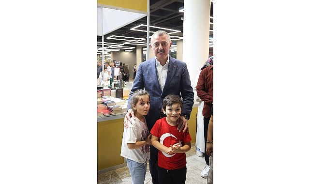 Büyükakın, 7'den 70'e tüm kitapseverlere teşekkür etti