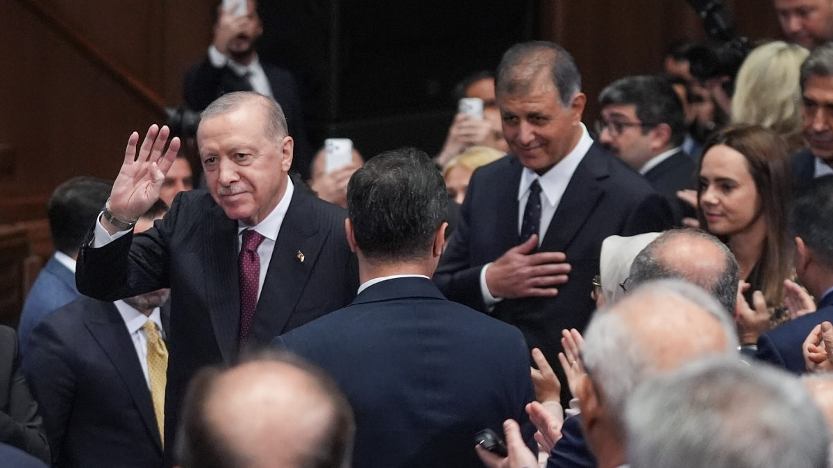 Cemil Tugay AK Parti toplantısına katıldı: Cumhurbaşkanı Erdoğan, 'İzmir bugün çok coşkulu' dedi