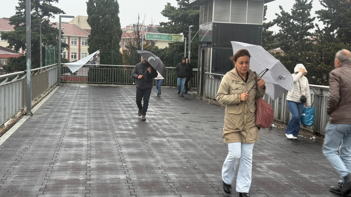İstanbul’da sağanak yağış hayatı felç etti: Vatandaşlar işe giderken zor anlar yaşadı